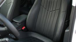 Peugeot 308 II Hatchback 1.6 THP - galeria redakcyjna - fotel kierowcy, widok z przodu