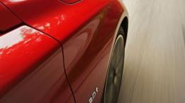 Infiniti Q50 2.0 Turbo (2014) - prawe przednie nadkole