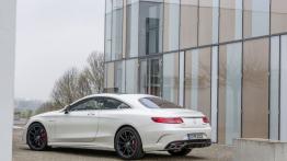 Mercedes S63 AMG Coupe (2014) - widok z tyłu