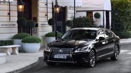 Lexus LS 460L (2013) - widok z przodu