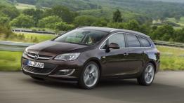 Opel Astra IV Sports Tourer Facelifting - widok z przodu
