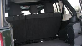 Jeep Wrangler III Unlimited Facelifting 2.8 DOHC I-4 Turbo CRD 200KM - galeria redakcyjna - bagażnik