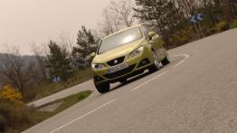 Seat Ibiza 2008 - przód - reflektory włączone