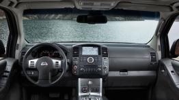 Nissan Navara Double Cab - pełny panel przedni