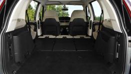 Citroen C4 Grand Picasso - tylna kanapa złożona, widok z bagażnika