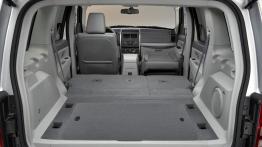 Jeep Cherokee 2007 - tylna kanapa złożona, widok z bagażnika