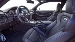 BMW M4 F82 Coupe (2014) - widok ogólny wnętrza z przodu