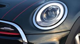 Mini John Cooper Works 2015 - lewy przedni reflektor - włączony
