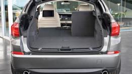 BMW serii 5 Gran Turismo F07 Facelifting (2014) - tylna kanapa złożona, widok z bagażnika