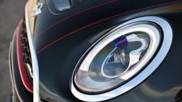 Mini John Cooper Works 2015 - lewy przedni reflektor - włączony