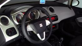 Seat Ibiza 2008 - kokpit, nocne zdjęcie