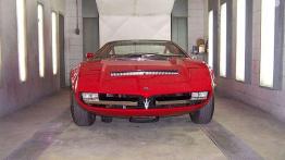 Legenda samochodu ze srebrnym trójzębem