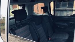 Opel Combo Life 1.5 Turbo 131 KM - galeria redakcyjna - tylna kanapa, pod?okietnik roz?o?ony