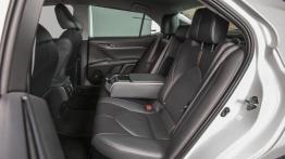 Toyota Camry Hybrid (2018) - tylna kanapa