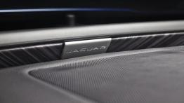 Jaguar XE 2.0d R-Sport (2015) - deska rozdzielcza