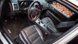 Jeep Grand Cherokee IV Facelifting - galeria redakcyjna (2) - widok ogólny wnętrza z przodu