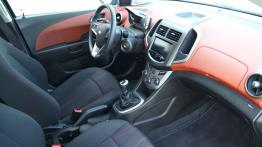 Chevrolet Aveo T300 Sedan 1.3D 95KM - galeria redakcyjna - widok ogólny wnętrza z przodu