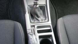 Subaru XV 2.0i 150KM - galeria redakcyjna - tunel środkowy między fotelami