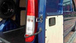 Mercedes Vito W639 Furgon Facelifting 110 CDI 95KM - galeria redakcyjna - drzwi bagażnika otwarte