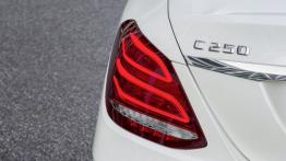 Mercedes klasy C 250 BlueTEC (2014) - lewy tylny reflektor - włączony