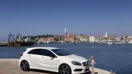Mercedes A 250 Sport (W176) 2012 - prawy bok