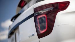 Ford Explorer Sport 2013 - prawy tylny reflektor - włączony