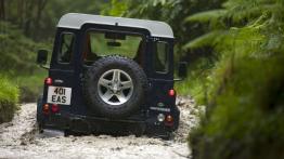 Land Rover Defender 2013 - widok z tyłu