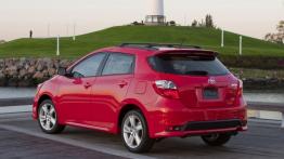 Toyota Matrix 2011 - tył - reflektory włączone