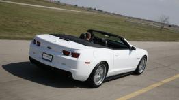Chevrolet Camaro Cabrio Hennessey - tył - reflektory włączone