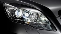 Mercedes klasy R 2011 - prawy przedni reflektor - włączony