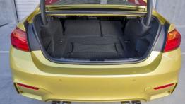 BMW M4 F82 Coupe (2014) - tylna kanapa złożona, widok z bagażnika