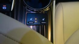 Toyota Camry 2.5 Hybrid Dynamic Force 218 KM- galeria redakcyjna - widok ogólny wnętrza z przodu