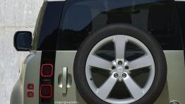 Land Rover Defender (2020) - widok z ty³u