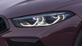 BMW M8 Gran Coupe - lewy przedni reflektor - w³±czony