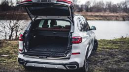 BMW X5 30d 265 KM - galeria redakcyjna - tył - bagażnik otwarty