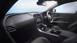 Jaguar XE 2.0d R-Sport (2015) - widok ogólny wnętrza z przodu