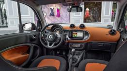Smart fortwo III (2015) w Paryżu - pełny panel przedni