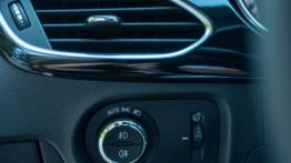 Opel Astra K 1.4 Turbo 150 KM - galeria redakcyjna - panel sterowania światłami pod kierownicą