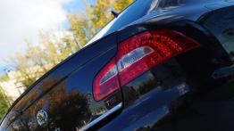 Skoda Superb II Sedan 2.0 TSI 200KM - galeria redakcyjna - tył - inne ujęcie