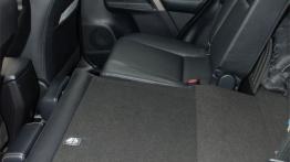 Toyota RAV4 IV - galeria redakcyjna - tylna kanapa złożona, widok z boku