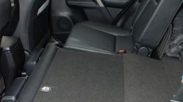 Toyota RAV4 IV - galeria redakcyjna - tylna kanapa złożona, widok z boku
