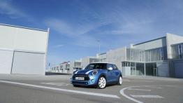 Mini Cooper S 2014 - wersja 5-drzwiowa - widok z przodu