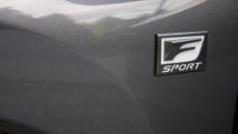Lexus NX 200t F-Sport (2015) w Seattle - emblemat boczny