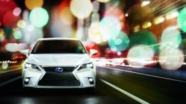 Lexus CT 200h Facelifting (2014) - przód - reflektory włączone