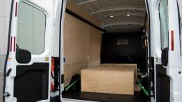 Ford Transit 2014 - galeria redakcyjna - przestrzeń ładunkowa - widok z tyłu