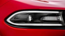 Dodge Charger Facelifting (2015) - prawy przedni reflektor - włączony