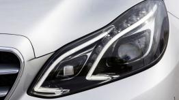 Mercedes E 350 4MATIC Facelifting - lewy przedni reflektor - włączony