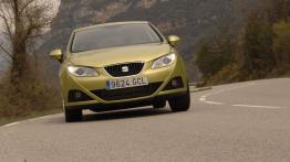 Seat Ibiza 2008 - przód - reflektory włączone