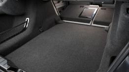 BMW Seria 5 F10 - tylna kanapa złożona, widok z bagażnika
