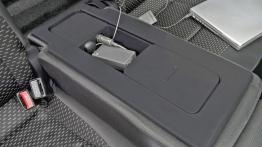 Nissan Qashqai + 2 2009 - tunel środkowy między fotelami